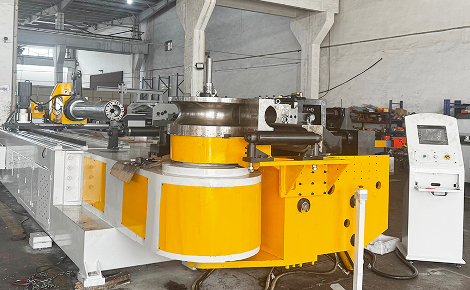 Plně automatický stroj na ohýbání trubek CNC řady L se servohydraulickým ovládáním Plně automatický stroj na ohýbání trubek CNC řady L se servohydraulickým ovládáním