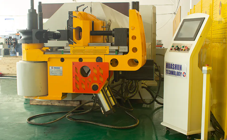 Plně automatický stroj na ohýbání trubek s více poloměry CNC řady M