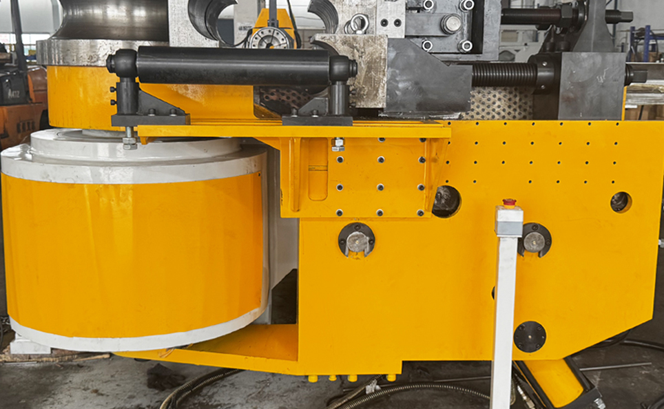 Plně automatický stroj na ohýbání trubek CNC řady L se servohydraulickým ovládáním Plně automatický stroj na ohýbání trubek CNC řady L se servohydraulickým ovládáním