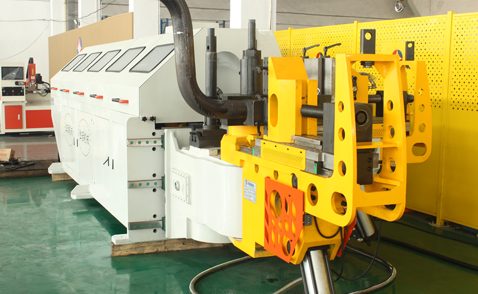 Plně automatický stroj na ohýbání trubek s více poloměry CNC řady M