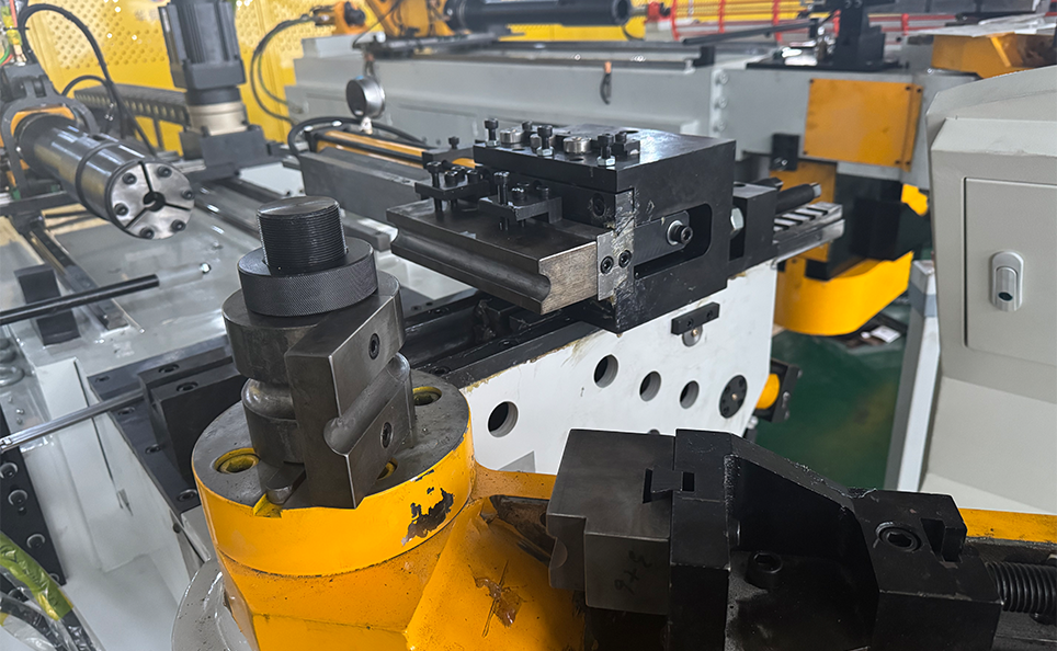 Plně automatický stroj na ohýbání trubek CNC řady S s volitelnou funkcí simulace Plně automatický stroj na ohýbání trubek CNC řady S s volitelnou funkcí simulace