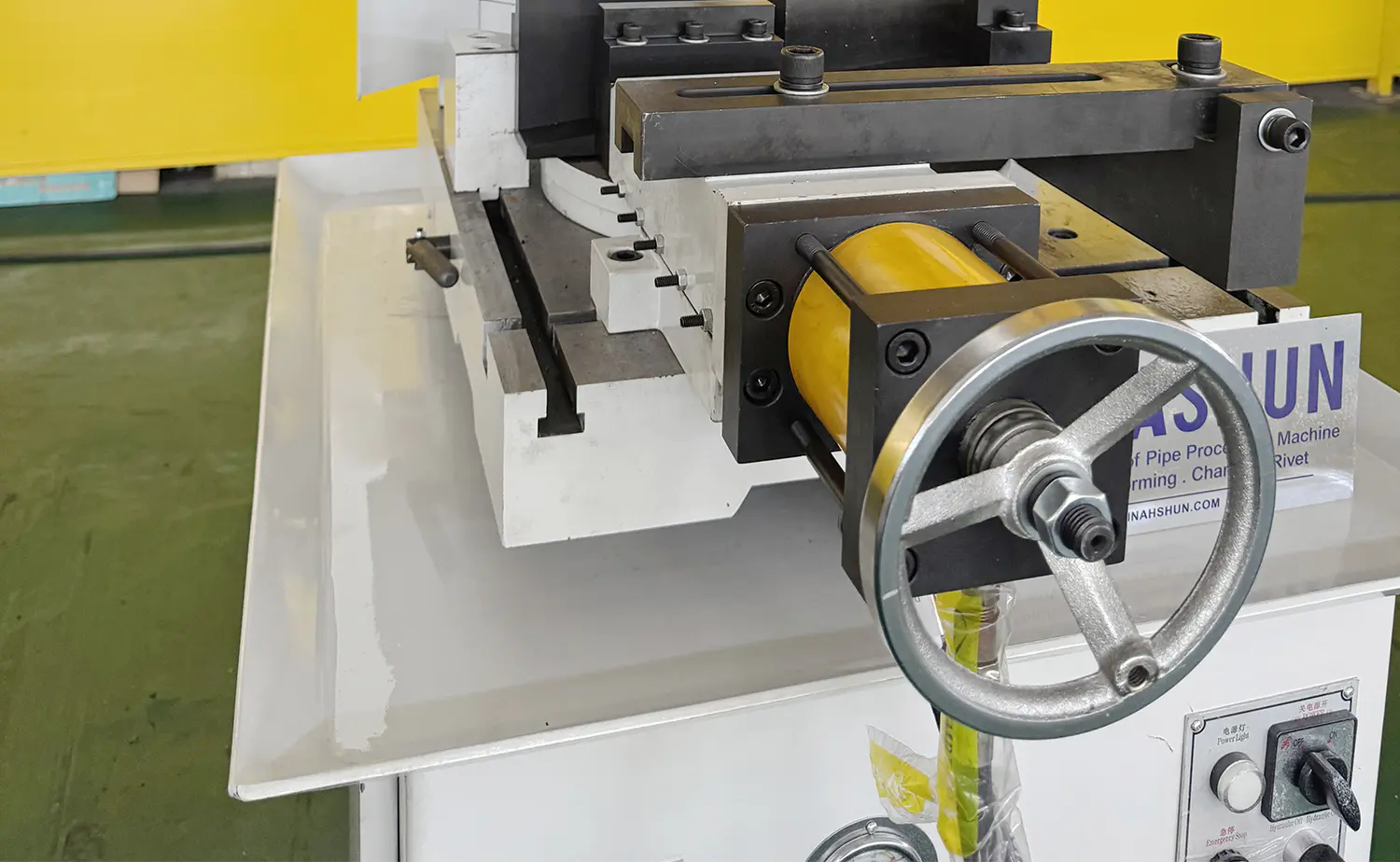 Poloautomatická hydraulická kotoučová pila na kov řady V Poloautomatická hydraulická kotoučová pila na kov řady V