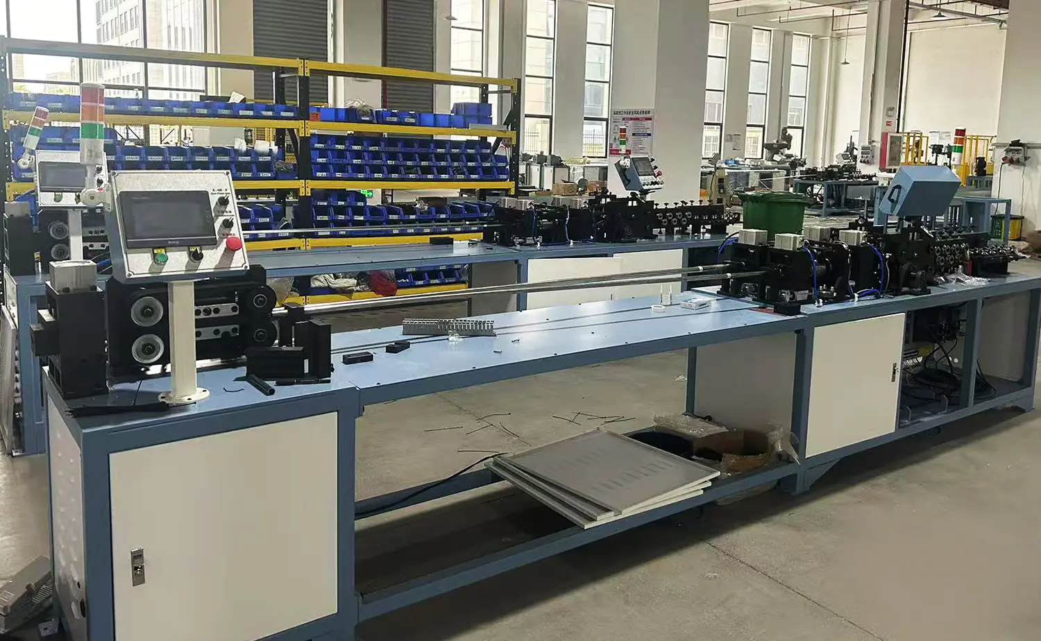 Plně automatická serpentinová ohýbačka řady SB-20CNC
