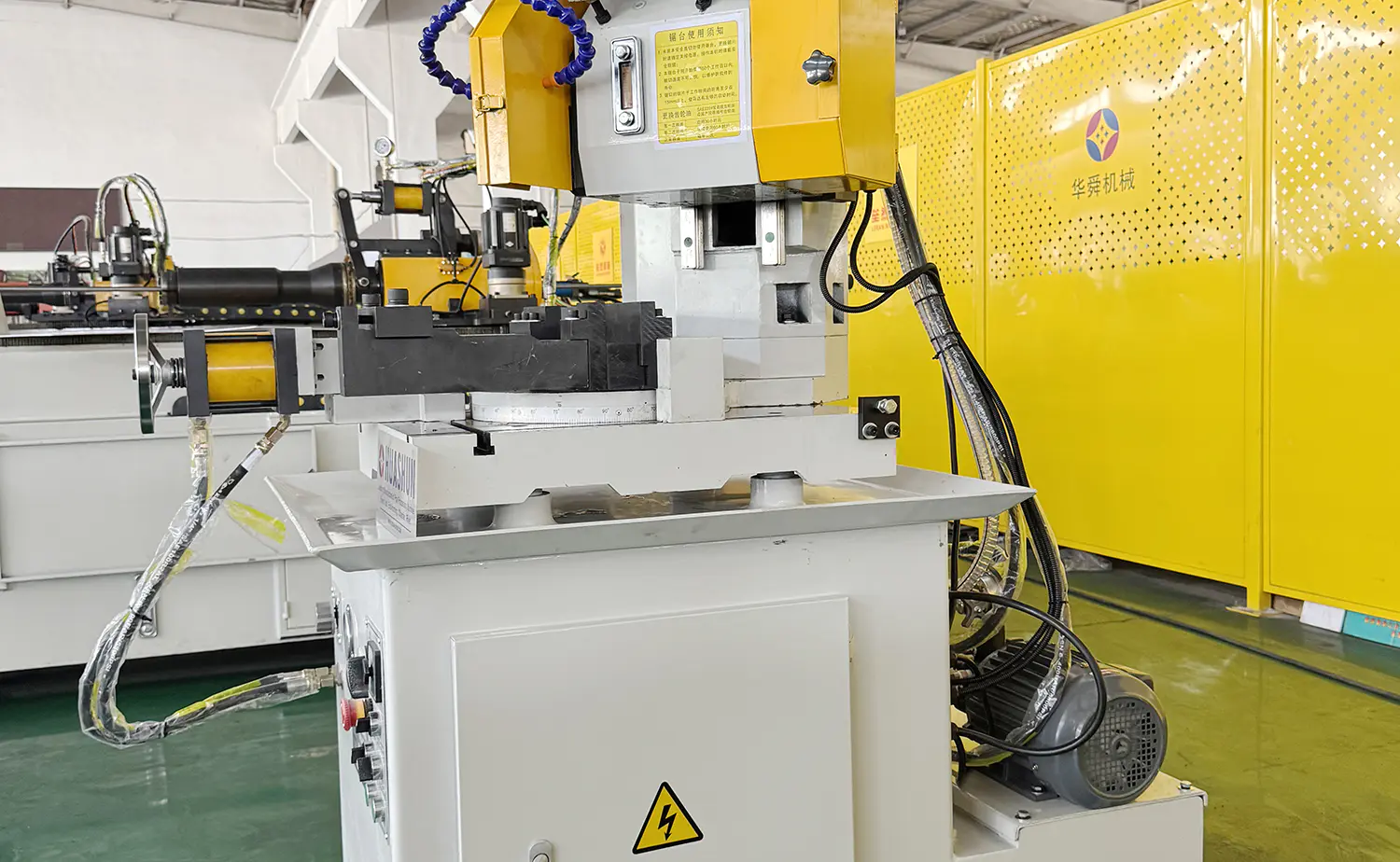 Poloautomatická hydraulická kotoučová pila na kov řady V Poloautomatická hydraulická kotoučová pila na kov řady V