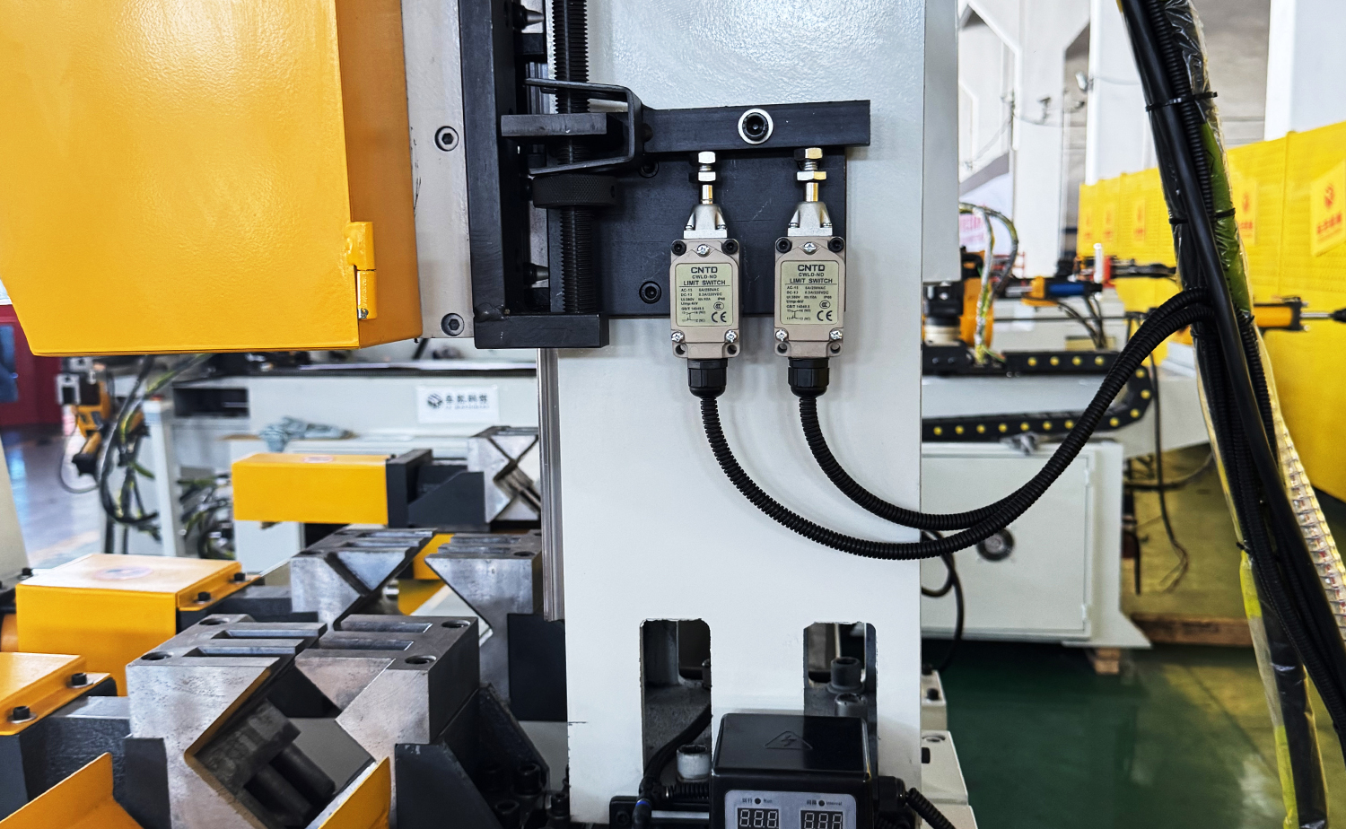 Plně automatický stroj na řezání trubek se servopohonem řady CNC