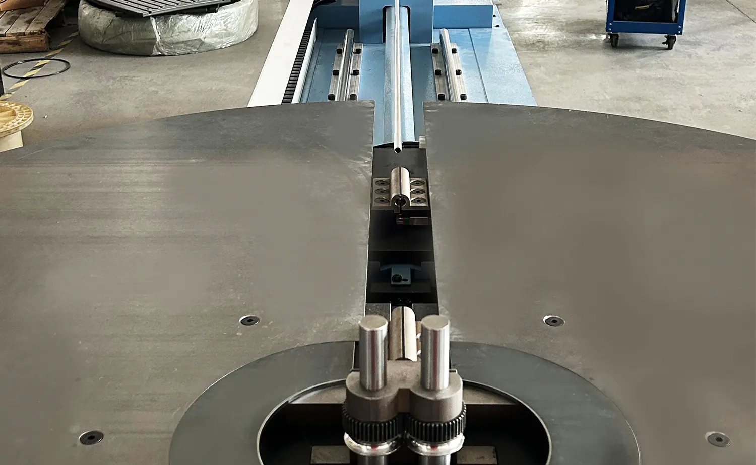 Plně automatická serpentinová ohýbačka řady SB-20CNC