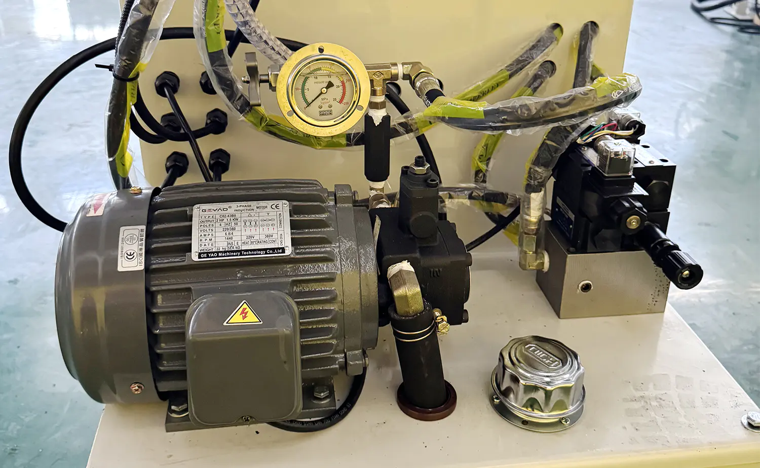 Poloautomatická hydraulická kotoučová pila na kov řady V Poloautomatická hydraulická kotoučová pila na kov řady V