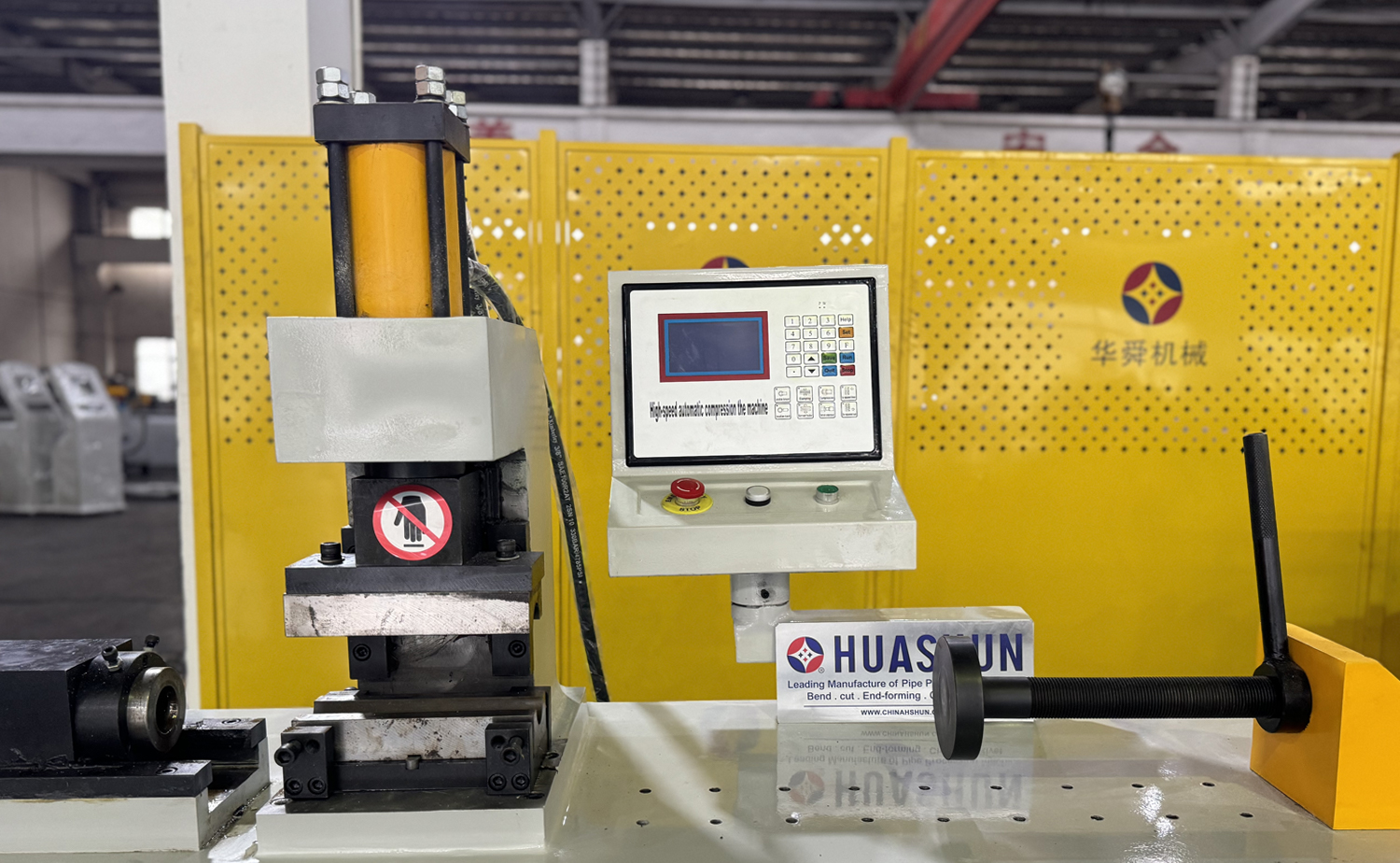 Hydraulický stroj na tváření konců trubek s jednou hlavou TM60 Hydraulický stroj na tváření konců trubek s jednou hlavou TM60