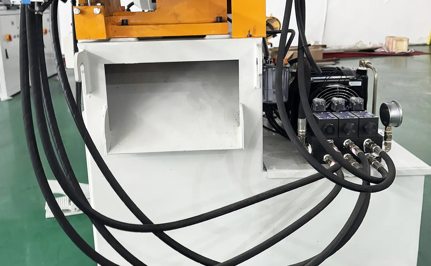 Hydraulický poloautomatický stroj na srážení hran trubek řady EF PV1
