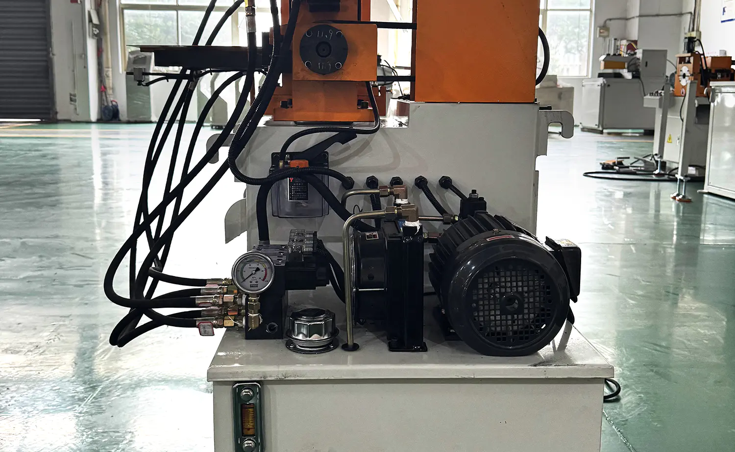 Hydraulický poloautomatický stroj na srážení hran trubek řady EF PV1