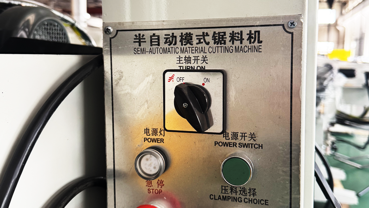 Horizontální poloautomatický řezací stroj na hliník ESH Horizontální poloautomatický řezací stroj na hliník ESH