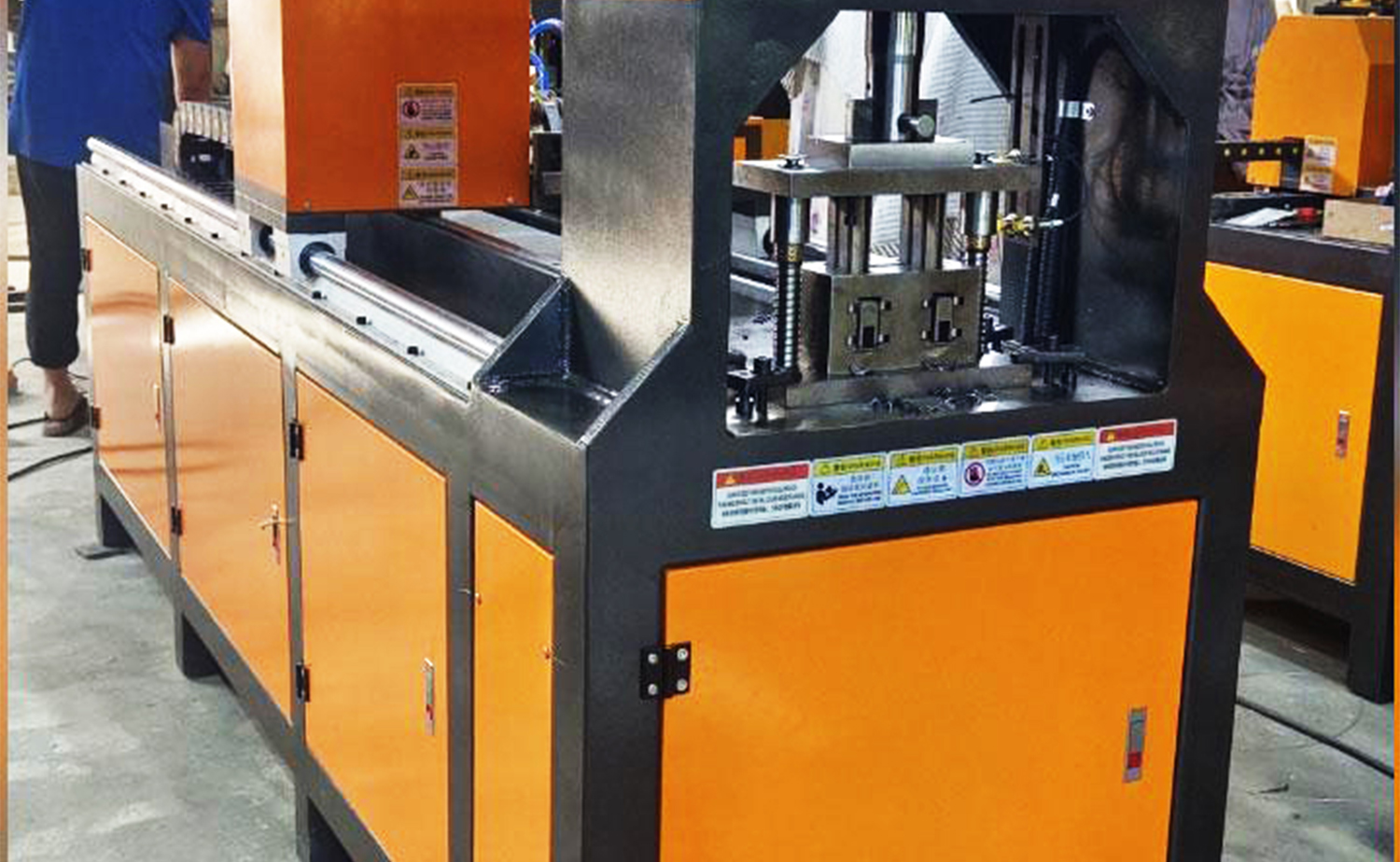 Automatický jednoválcový hydraulický děrovací stroj řady CNC