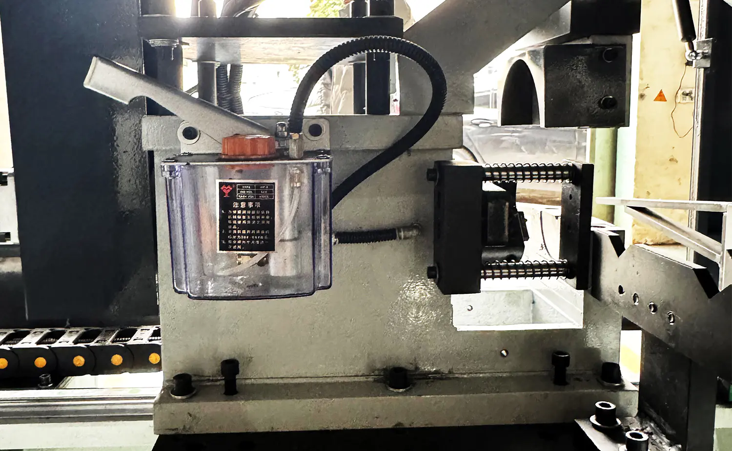 Vysoce stabilní stroj na srážení hran servo trubek řady DEF80CNC