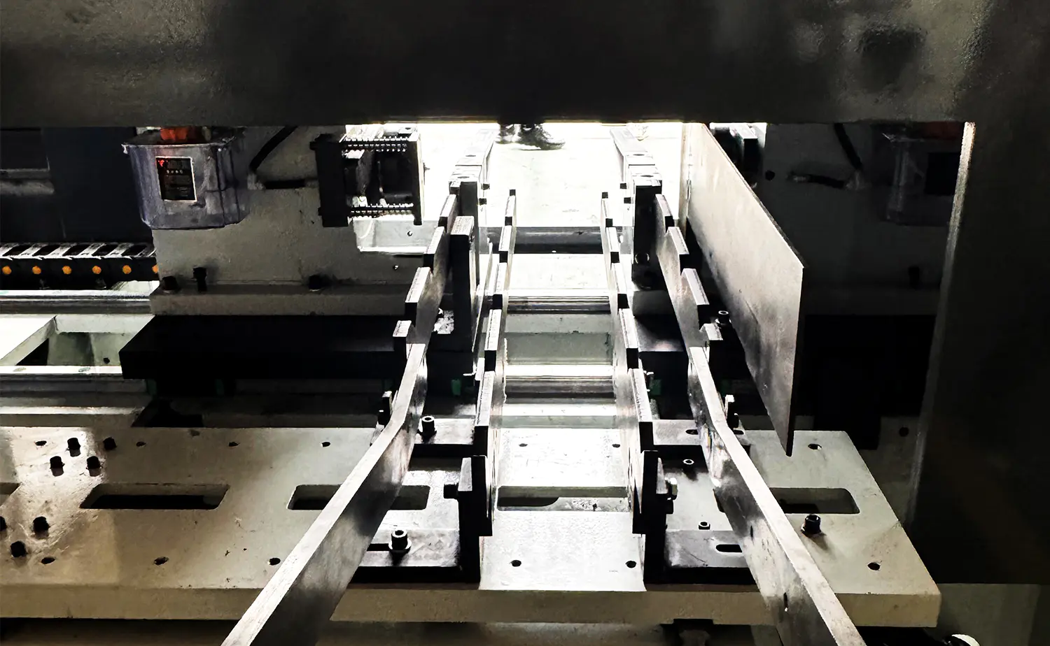 Vysoce stabilní stroj na srážení hran servo trubek řady DEF80CNC
