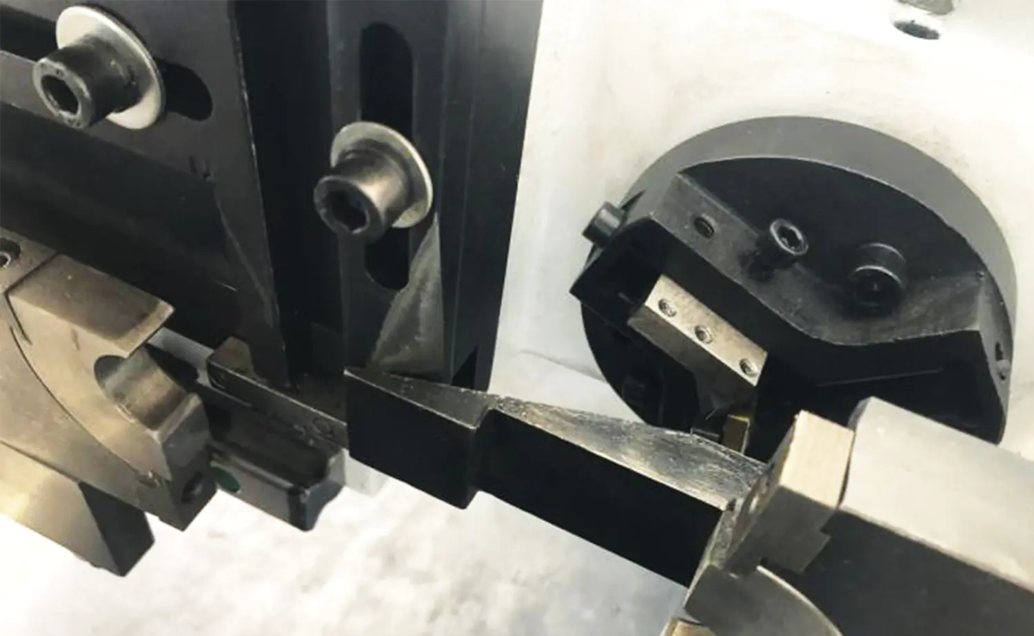 DEF PV Series Hydraulické srážení hran trubek s dvojitou hlavou DEF PV Series Hydraulické srážení hran trubek s dvojitou hlavou