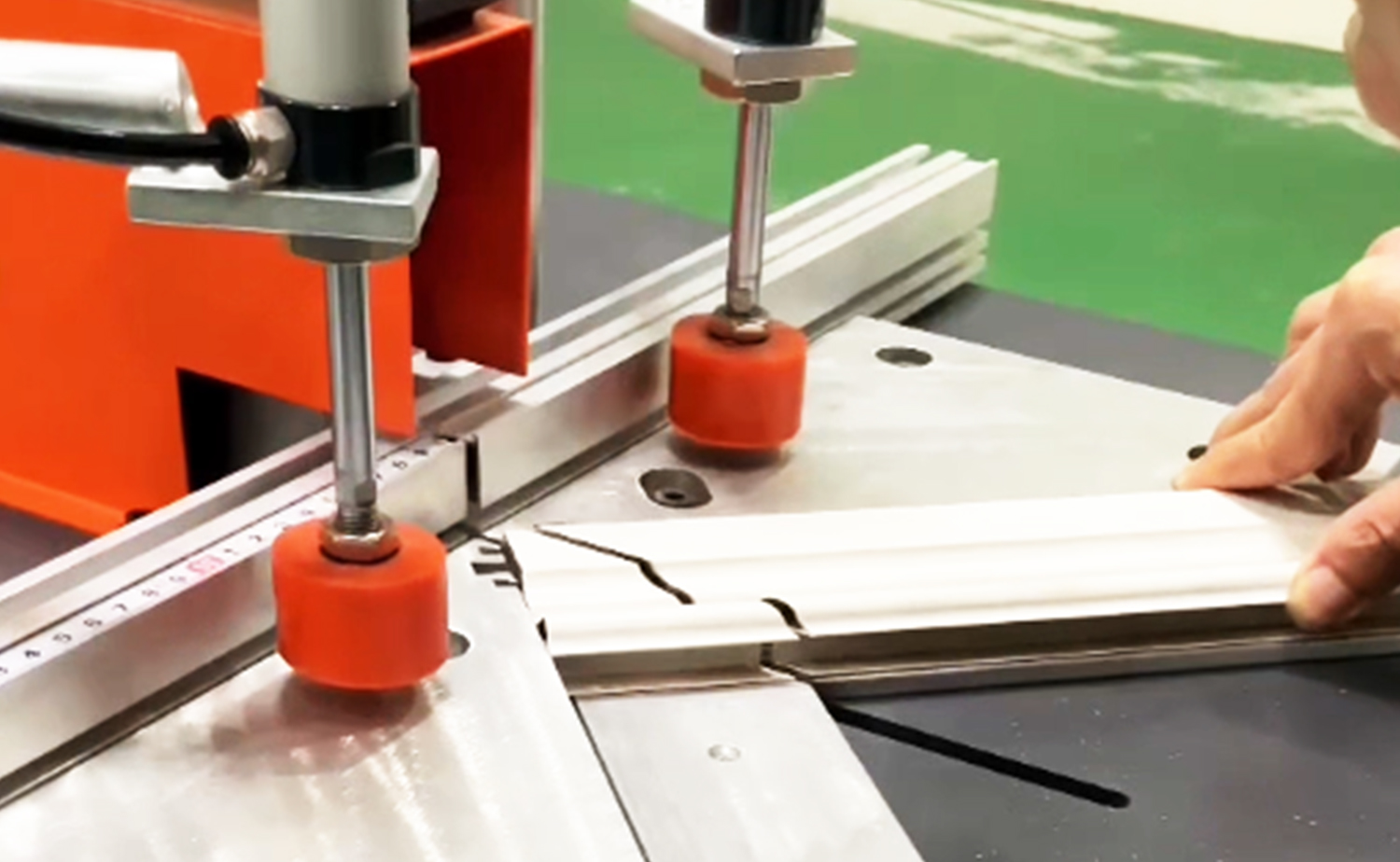 ES500 Poloautomatický stroj na řezání hliníkových trubek s funkcí úhlového řezání