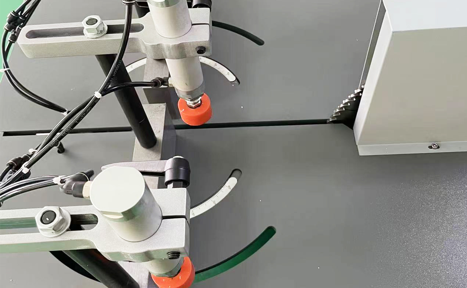 ES550 Poloautomatický řezací stroj na hliník pro velké profily a trubky