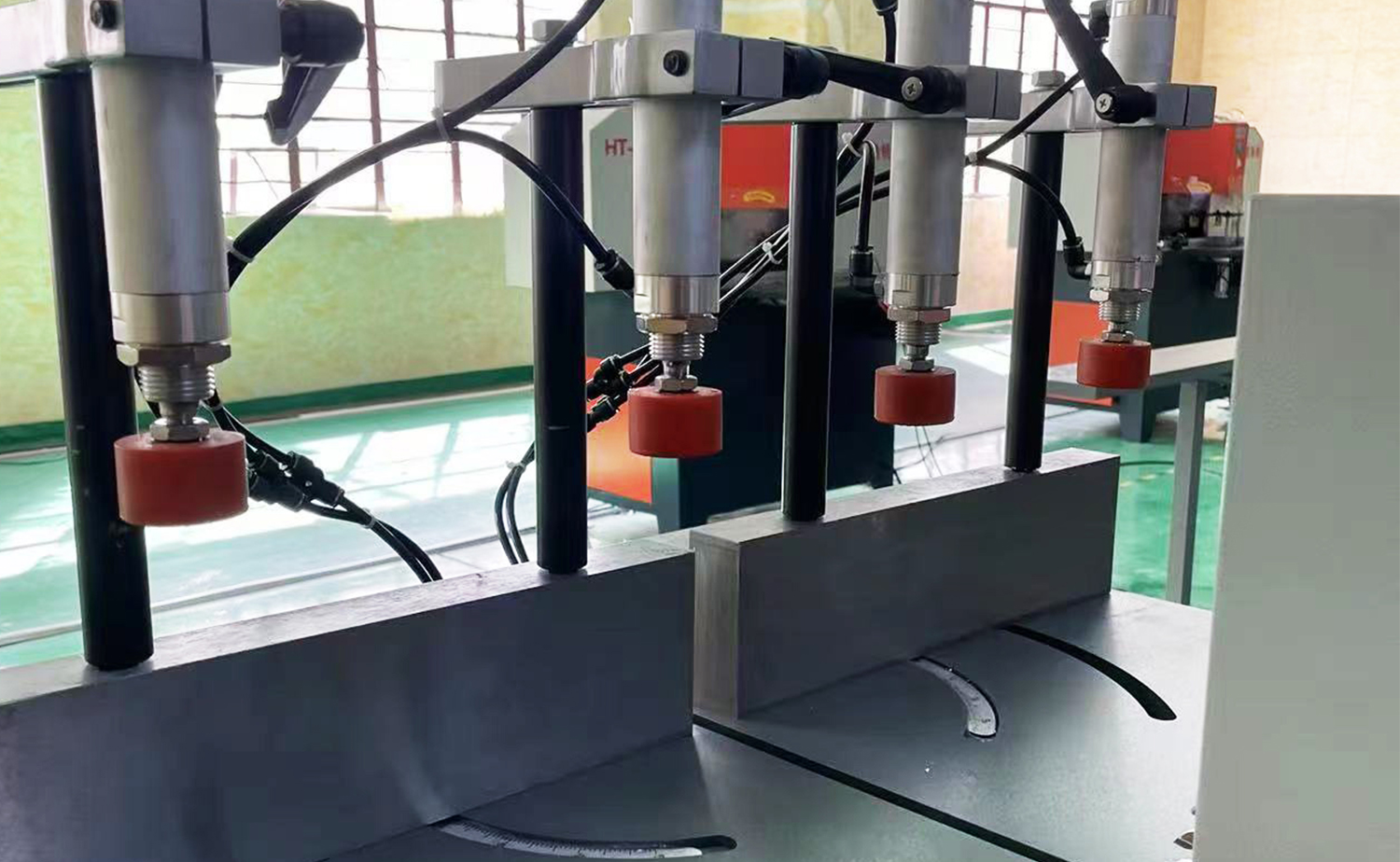 ES550 Poloautomatický řezací stroj na hliník pro velké profily a trubky