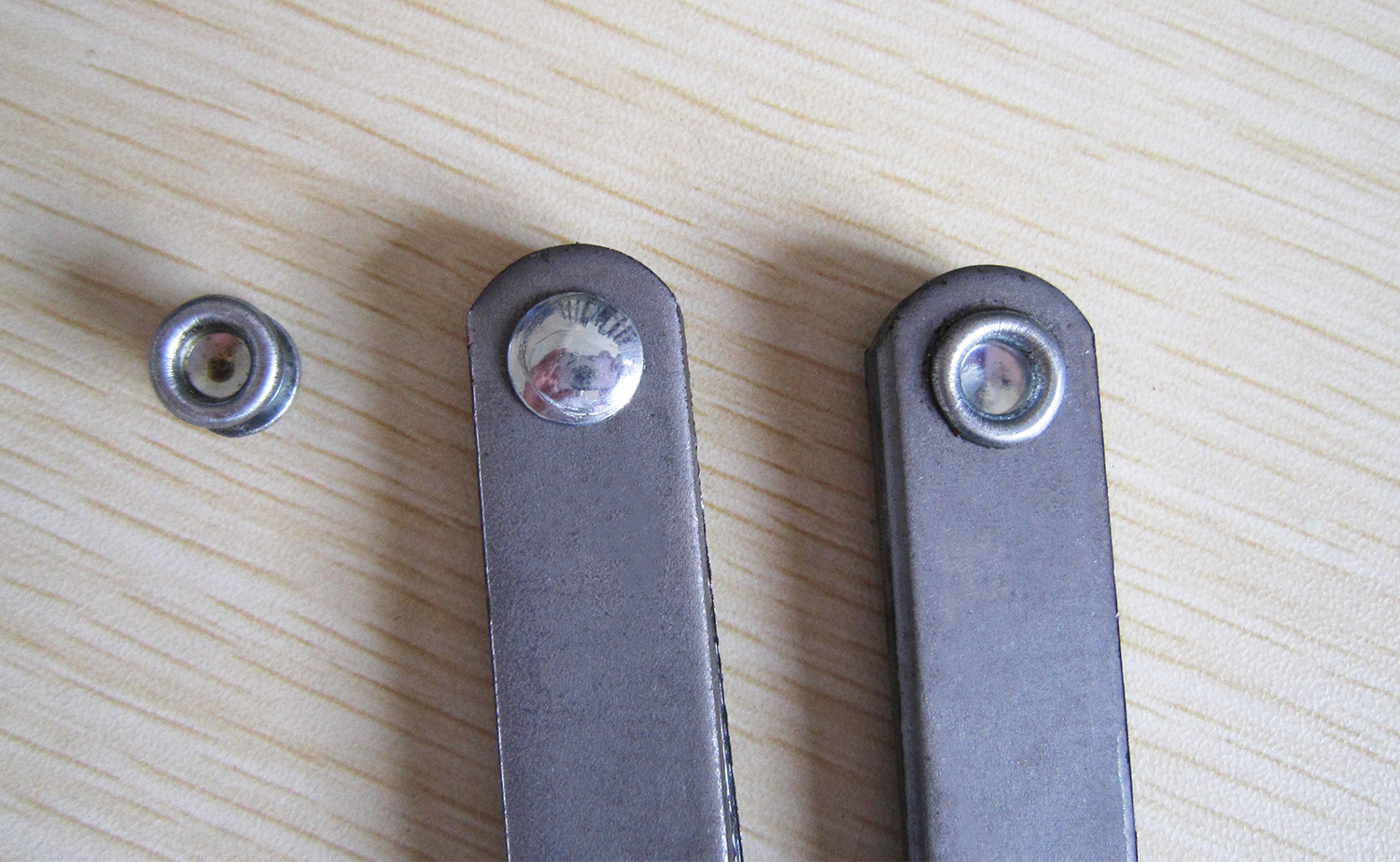 Nárazový nýtovací stroj SX-60 s automatickým posuvem