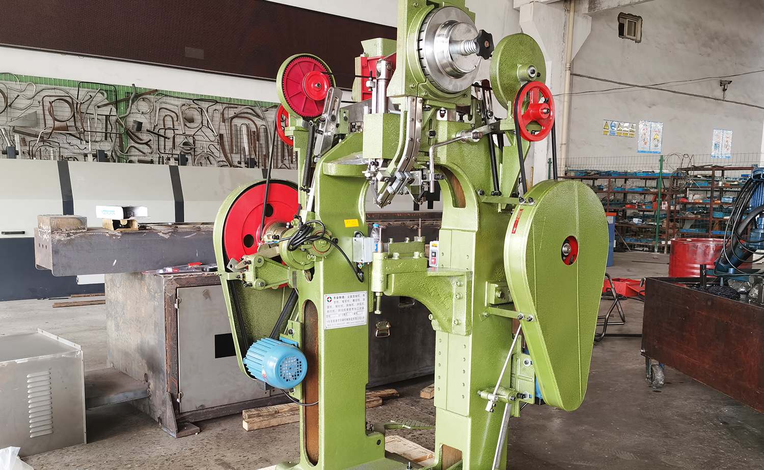 Nárazový nýtovací stroj SX-60 s automatickým posuvem