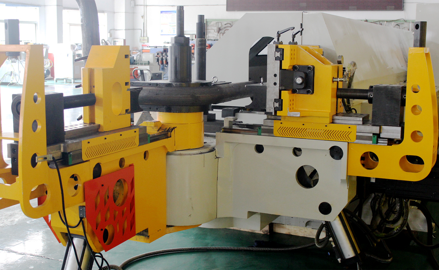 Plně automatický stroj na ohýbání trubek s více poloměry CNC řady M Plně automatický stroj na ohýbání trubek s více poloměry CNC řady M