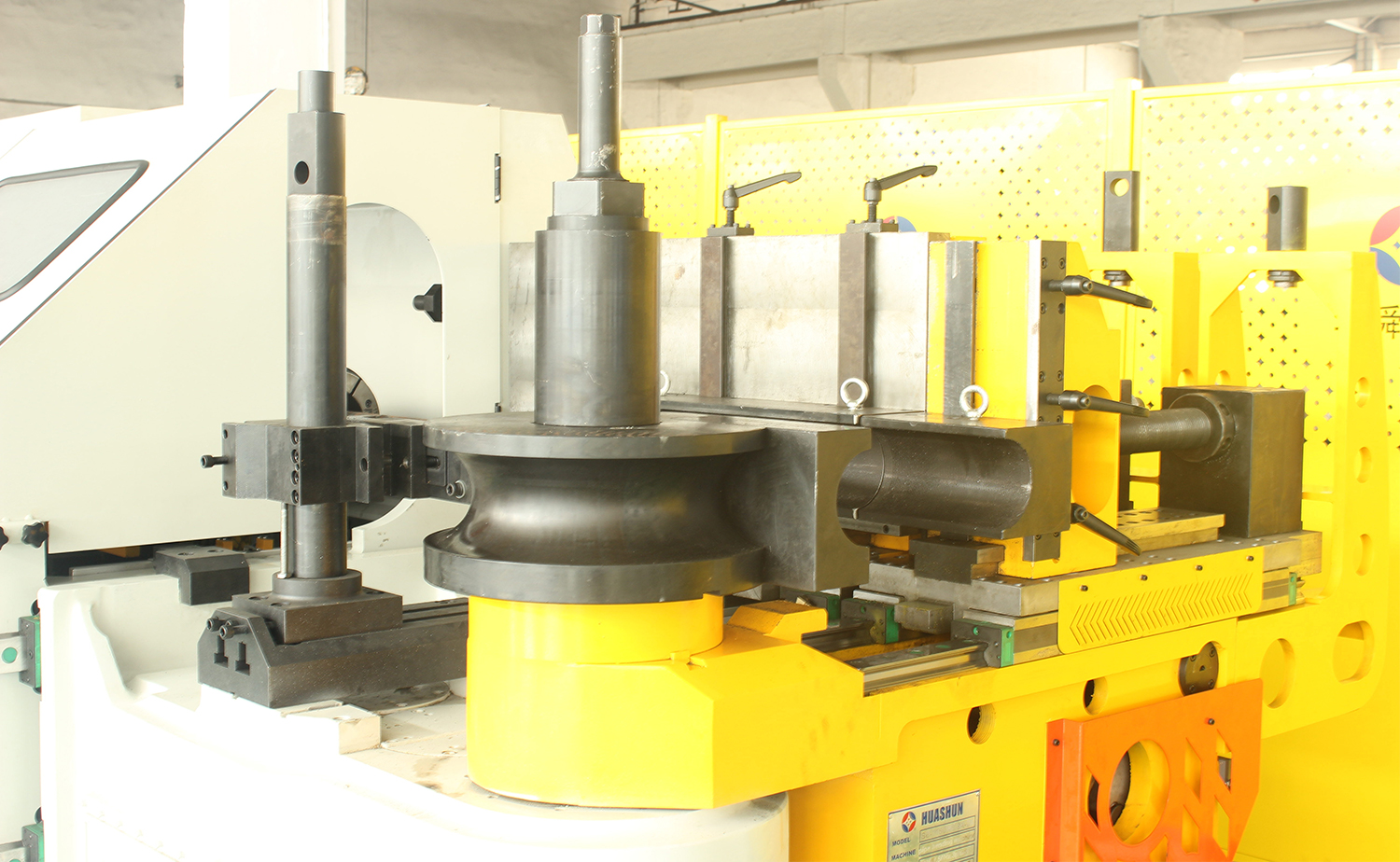 Plně automatický stroj na ohýbání trubek s více poloměry CNC řady M